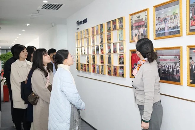 图文: 校企合作谋发展 “职”引未来名企行——马克思主义学院师生走访法辉、京师武汉律师事务所 | 秀米XIUMI