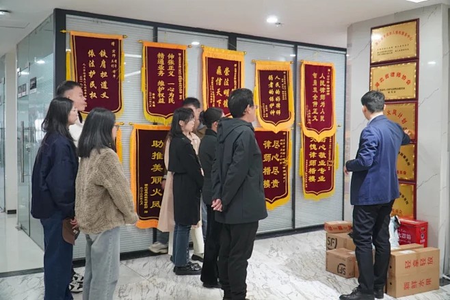 图文: 校企合作谋发展 “职”引未来名企行——马克思主义学院师生走访法辉、京师武汉律师事务所 | 秀米XIUMI